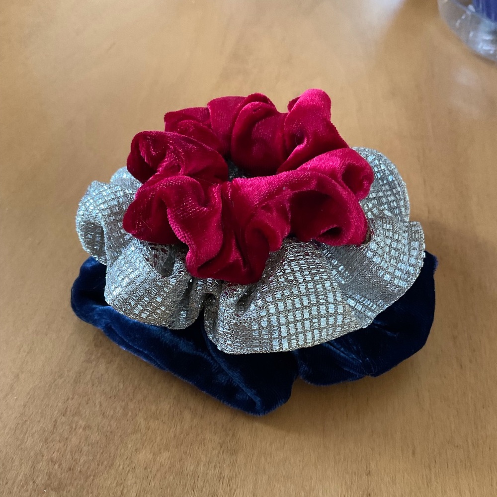 ❗️SOLD❗️Scrunchie Set of 3 - Picture 2 of 8